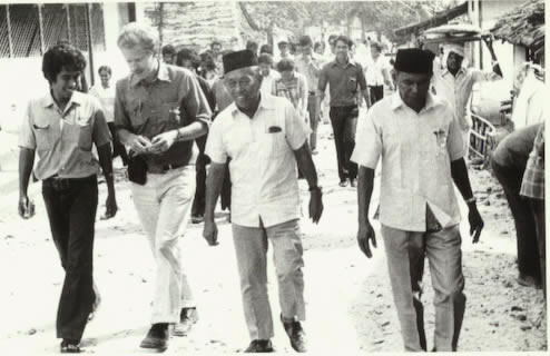 From left to right: Boetje Balthazar (research assistant of Bartels), Dieter Bartels, Bapak Duba Latuconsina, unknown village official.